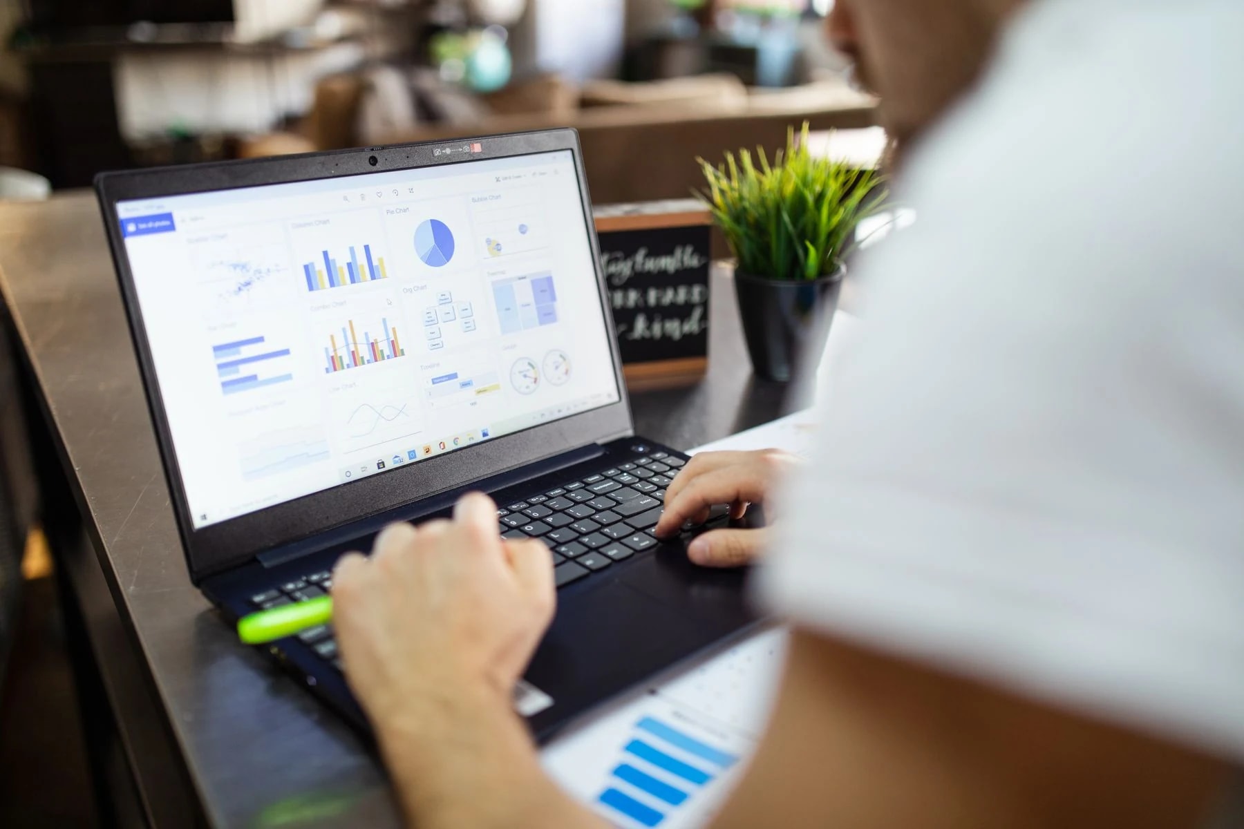 Auditoría de marketing con Claude: reunir análisis y evidencias sin duplicar
